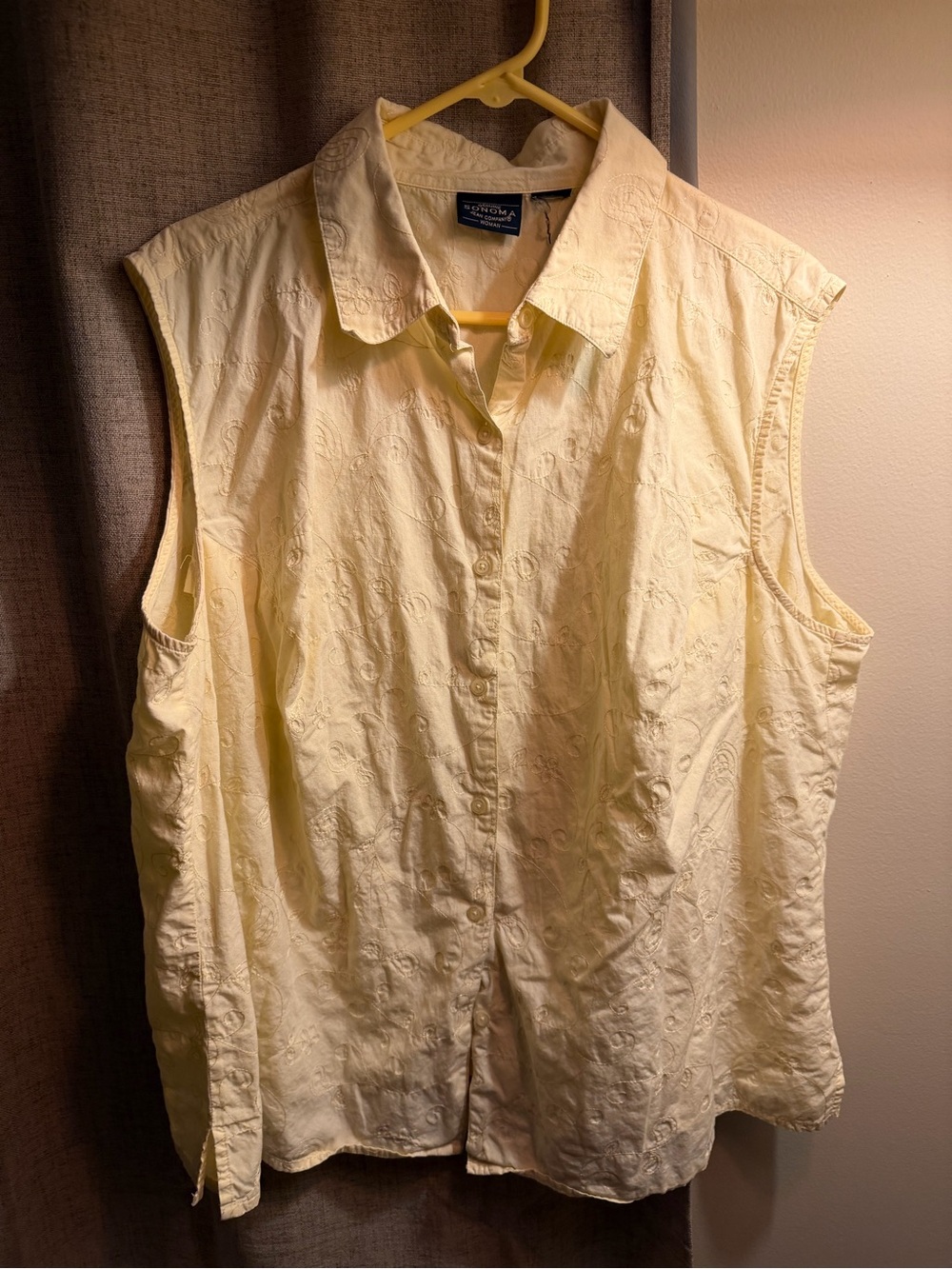 Yellow sleeveless embroidery blouse